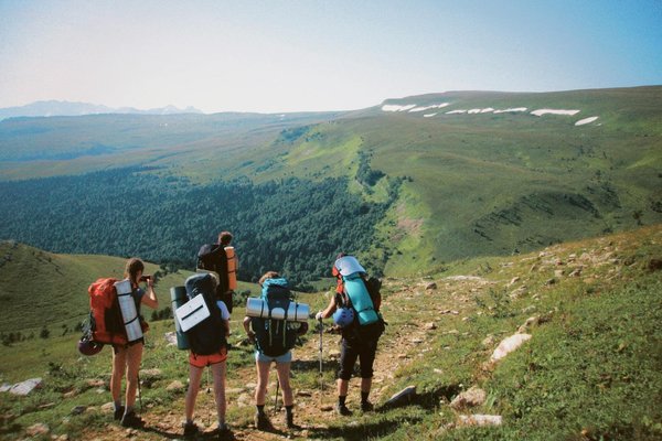 Comment organiser un camping pour une expédition de randonnée dans les montagnes de l'Himalaya?