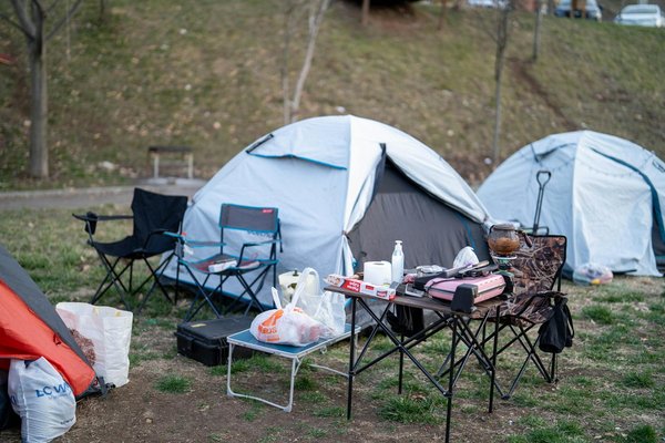 Comment organiser un séjour en Toscane avec des ateliers de sculpture sur bois et des dégustations de vins ?